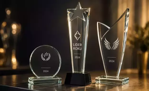 Zdjecie newsa Jak zaplanować zestaw statuetek szklanych w kilku rozmiarach na event firmowy? Praktyczny poradnik dla organizatorów gal, konkursów i jubileuszy